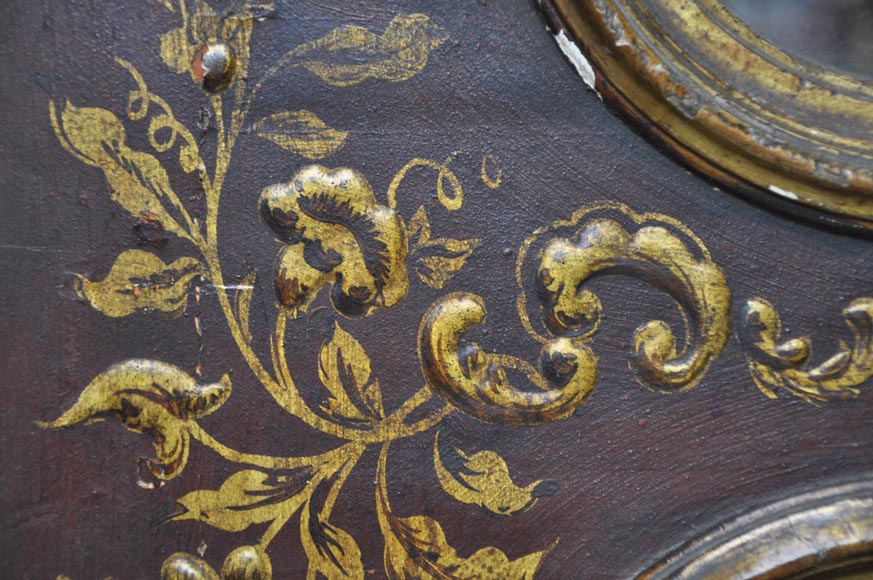 Красивая старинная двустворчатая дверь, украшенная в китайском стиле. Красивая старинная двустворчатая дверь, украшенная в китайском стиле.-4