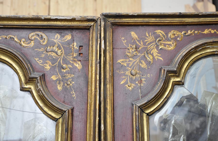 Красивая старинная двустворчатая дверь, украшенная в китайском стиле. Красивая старинная двустворчатая дверь, украшенная в китайском стиле.-5