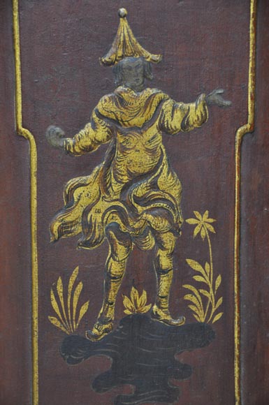 Красивая старинная двустворчатая дверь, украшенная в китайском стиле. Красивая старинная двустворчатая дверь, украшенная в китайском стиле.-8