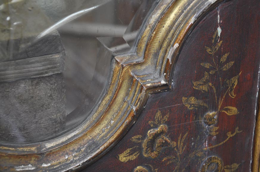 Красивая старинная двустворчатая дверь, украшенная в китайском стиле. Красивая старинная двустворчатая дверь, украшенная в китайском стиле.-9