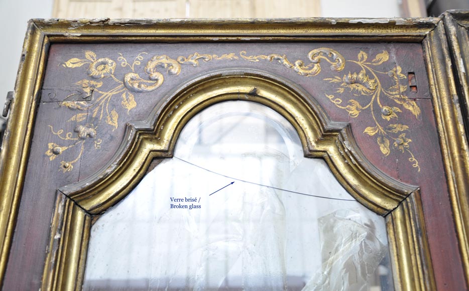 Красивая старинная двустворчатая дверь, украшенная в китайском стиле. Красивая старинная двустворчатая дверь, украшенная в китайском стиле.-10