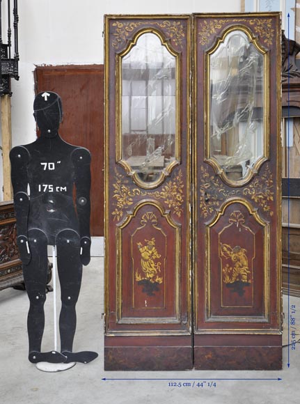 Красивая старинная двустворчатая дверь, украшенная в китайском стиле. Красивая старинная двустворчатая дверь, украшенная в китайском стиле.-11