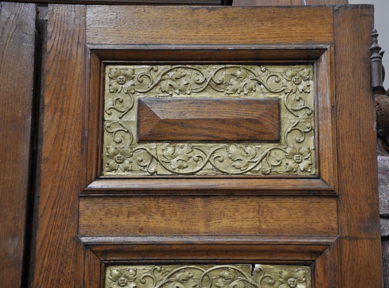 Двустворчатая дверь из скульптурного дубового дерева, украшенная причудливыми орнаментами. Двустворчатая дверь из скульптурного дубового дерева, украшенная причудливыми орнаментами.-8