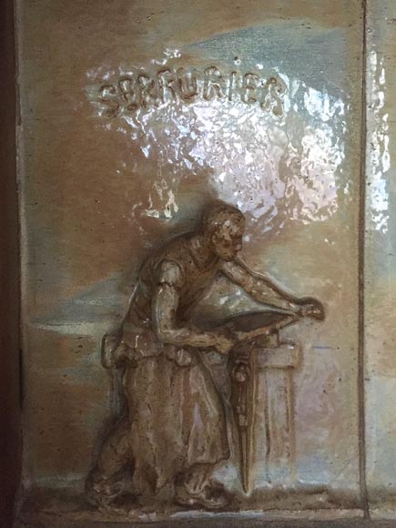 Красивый камин в стиле Ар-Нуво, изготовленный из керамики и орехового дерева, приписанный работе Шарля Гребера, украшенный фризом с изображениями работников. Красивый камин в стиле Ар-Нуво, изготовленный из керамики и орехового дерева, приписанный работе Шарля Гребера, украшенный фризом с изображениями работников.-3