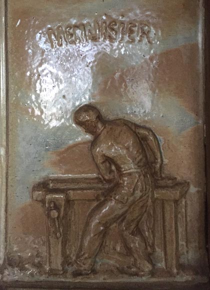 Красивый камин в стиле Ар-Нуво, изготовленный из керамики и орехового дерева, приписанный работе Шарля Гребера, украшенный фризом с изображениями работников. Красивый камин в стиле Ар-Нуво, изготовленный из керамики и орехового дерева, приписанный работе Шарля Гребера, украшенный фризом с изображениями работников.-6