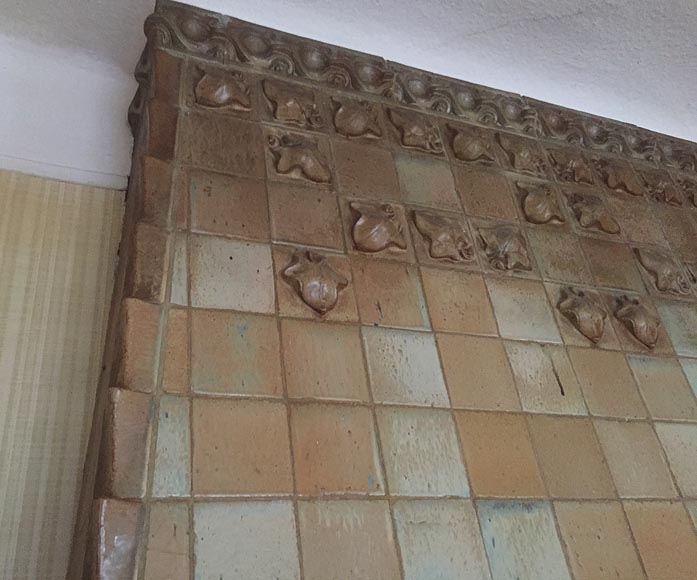 Красивый камин в стиле Ар-Нуво, изготовленный из керамики и орехового дерева, приписанный работе Шарля Гребера, украшенный фризом с изображениями работников. Красивый камин в стиле Ар-Нуво, изготовленный из керамики и орехового дерева, приписанный работе Шарля Гребера, украшенный фризом с изображениями работников.-8