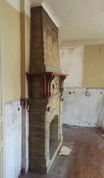 Красивый камин в стиле Ар-Нуво, изготовленный из керамики и орехового дерева, приписанный работе Шарля Гребера, украшенный фризом с изображениями работников. Красивый камин в стиле Ар-Нуво, изготовленный из керамики и орехового дерева, приписанный работе Шарля Гребера, украшенный фризом с изображениями работников.-9