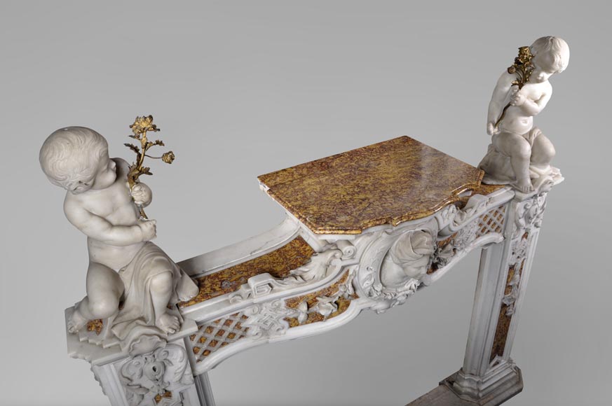 Великолепный старинный камин конца 18 века, изготовленный из скульптурного мрамора и мрамора брокатель, украшенный ангелочком. Великолепный старинный камин конца 18 века, изготовленный из скульптурного мрамора и мрамора брокатель, украшенный ангелочком.-18