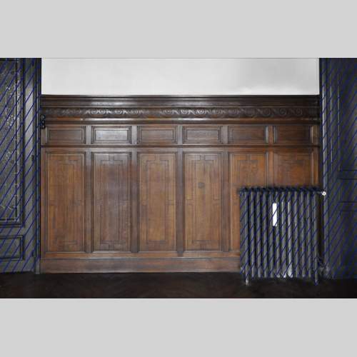 Ансамбль декоративных стенных панелей из дуба, украшенный фризом волнообразного орнамента.