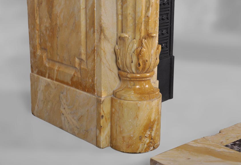 Красивый старинный камин в стиле Людовика XVI с полуколоннами, изготовленный из жёлтого мрамора из Сиены. Красивый старинный камин в стиле Людовика XVI с полуколоннами, изготовленный из жёлтого мрамора из Сиены.-4