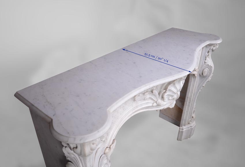 Красивый камин в стиле Людовика XV, украшенный пышными орнаментам, изготовленный из белого каррарского мрамора. Красивый камин в стиле Людовика XV, украшенный пышными орнаментам, изготовленный из белого каррарского мрамора.-12