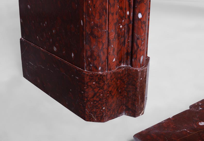 Старинный камин в стиле Людовика XIV, изготовленный из мрамора красный Гриотт, с чугунной внутренней вставкой. Старинный камин в стиле Людовика XIV, изготовленный из мрамора красный Гриотт, с чугунной внутренней вставкой.-4