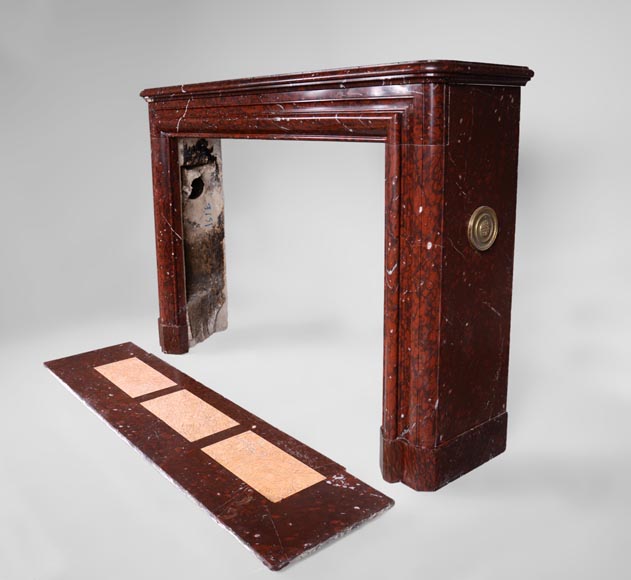 Старинный камин в стиле Людовика XIV, изготовленный из мрамора красный Гриотт, с чугунной внутренней вставкой. Старинный камин в стиле Людовика XIV, изготовленный из мрамора красный Гриотт, с чугунной внутренней вставкой.-5