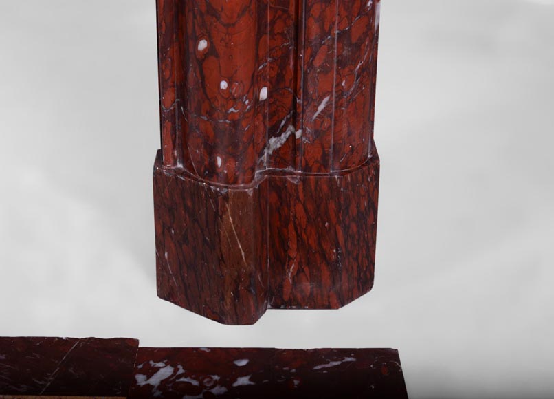 Старинный камин в стиле Людовика XIV, изготовленный из мрамора красный Гриотт, с чугунной внутренней вставкой. Старинный камин в стиле Людовика XIV, изготовленный из мрамора красный Гриотт, с чугунной внутренней вставкой.-7