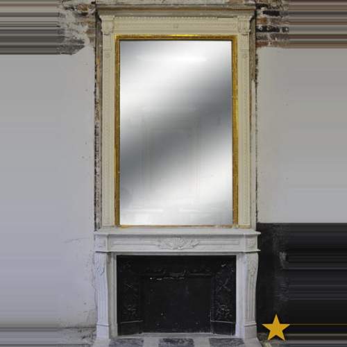 Большой камин в стиле Людовика XVI, изготовленный из белого каррарского мрамора, с чугунной внутренней вставкой и с трюмо.