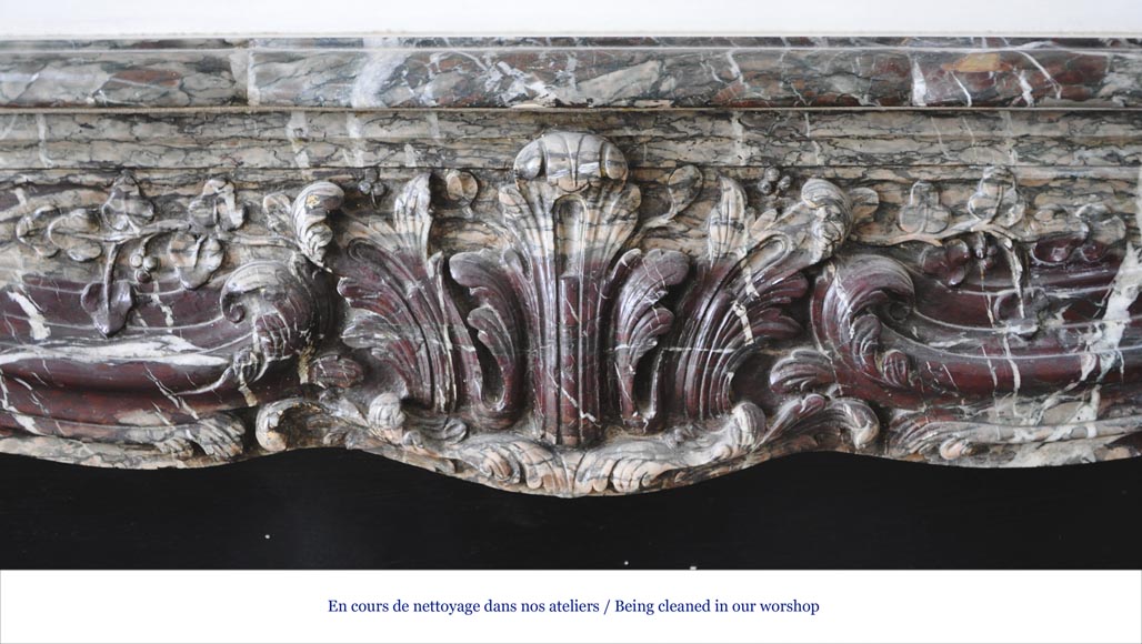 Красивый старинный камин в стиле эпохи Регентства, изготовленный в 19 веке из Кампанского мрамора Гран Меланж. Красивый старинный камин в стиле эпохи Регентства, изготовленный в 19 веке из Кампанского мрамора Гран Меланж.-1