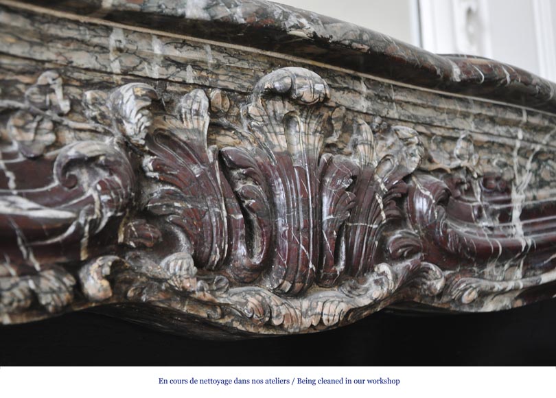 Красивый старинный камин в стиле эпохи Регентства, изготовленный в 19 веке из Кампанского мрамора Гран Меланж. Красивый старинный камин в стиле эпохи Регентства, изготовленный в 19 веке из Кампанского мрамора Гран Меланж.-2