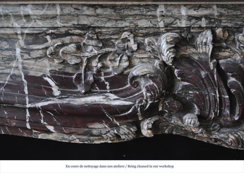 Красивый старинный камин в стиле эпохи Регентства, изготовленный в 19 веке из Кампанского мрамора Гран Меланж. Красивый старинный камин в стиле эпохи Регентства, изготовленный в 19 веке из Кампанского мрамора Гран Меланж.-3