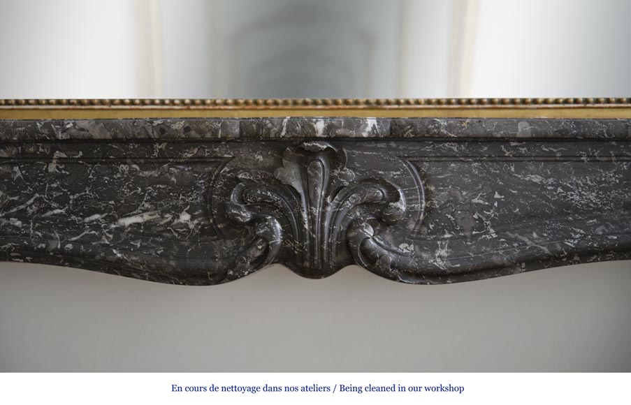 Старинный камин в стиле Людовика XV, изготовленный в 18 веке из серого мрамора Сант Анн.  Старинный камин в стиле Людовика XV, изготовленный в 18 веке из серого мрамора Сант Анн. -1