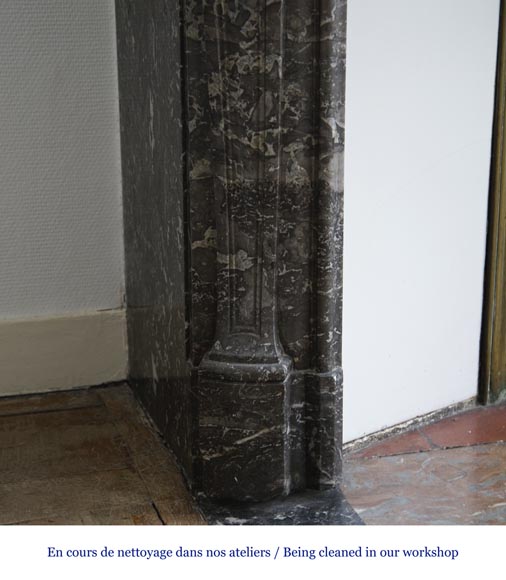 Старинный камин в стиле Людовика XV, изготовленный в 18 веке из серого мрамора Сант Анн.  Старинный камин в стиле Людовика XV, изготовленный в 18 веке из серого мрамора Сант Анн. -3