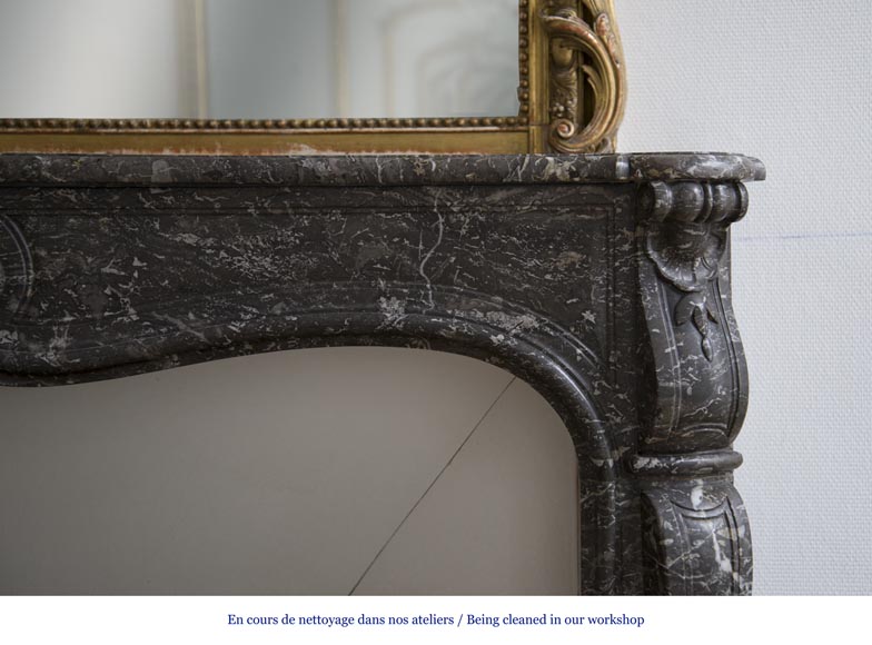 Старинный камин в стиле Людовика XV, изготовленный в 18 веке из серого мрамора Сант Анн.  Старинный камин в стиле Людовика XV, изготовленный в 18 веке из серого мрамора Сант Анн. -5