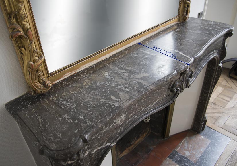 Старинный камин в стиле Людовика XV, изготовленный в 18 веке из серого мрамора Сант Анн.  Старинный камин в стиле Людовика XV, изготовленный в 18 веке из серого мрамора Сант Анн. -9