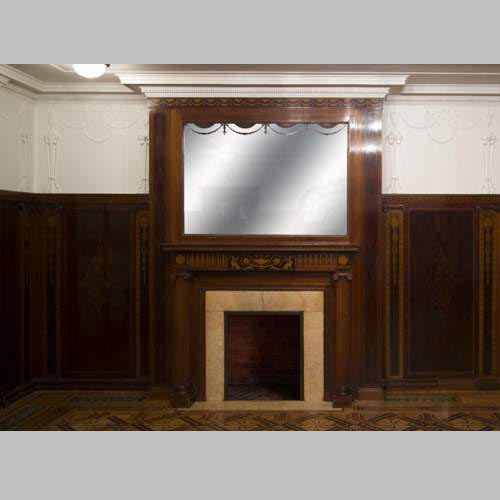 Великолепная деревянная обшивка комнаты в стиле Регентства, украшенная маркетри из красного дерева с камином, Франция 19 век.