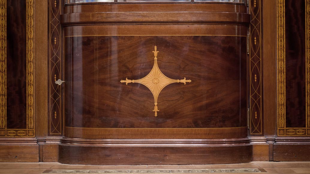 Великолепная деревянная обшивка комнаты в стиле Регентства, украшенная маркетри из красного дерева с камином, Франция 19 век. Великолепная деревянная обшивка комнаты в стиле Регентства, украшенная маркетри из красного дерева с камином, Франция 19 век.-9