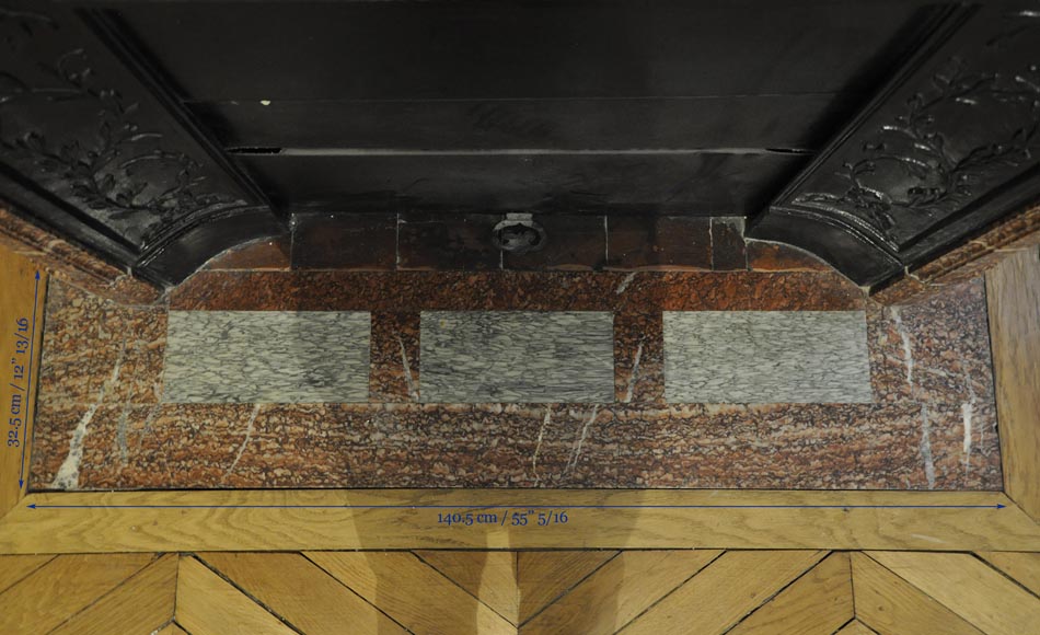 Старинный камин в стиле Людовика XVI с закругленными углами, изготовленный из мрамора Гриотт, украшенный орнаментами из позолоченной бронзы. Старинный камин в стиле Людовика XVI с закругленными углами, изготовленный из мрамора Гриотт, украшенный орнаментами из позолоченной бронзы.-8