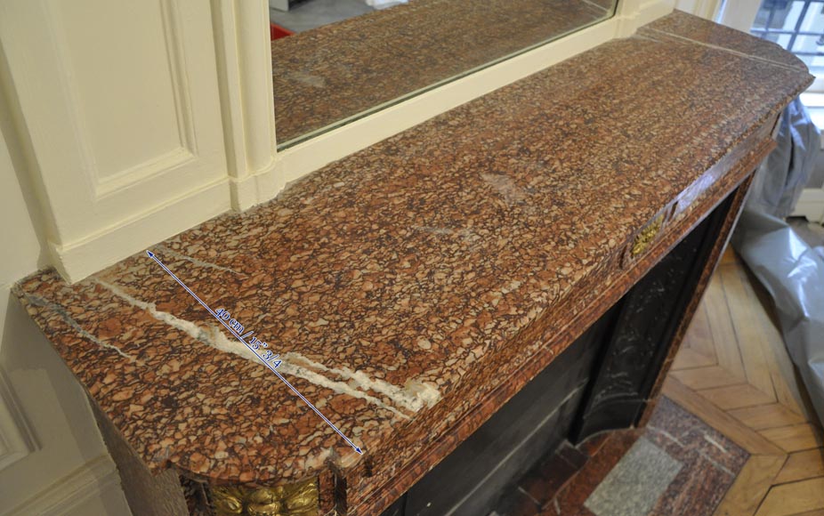 Старинный камин в стиле Людовика XVI с закругленными углами, изготовленный из мрамора Гриотт, украшенный орнаментами из позолоченной бронзы. Старинный камин в стиле Людовика XVI с закругленными углами, изготовленный из мрамора Гриотт, украшенный орнаментами из позолоченной бронзы.-9