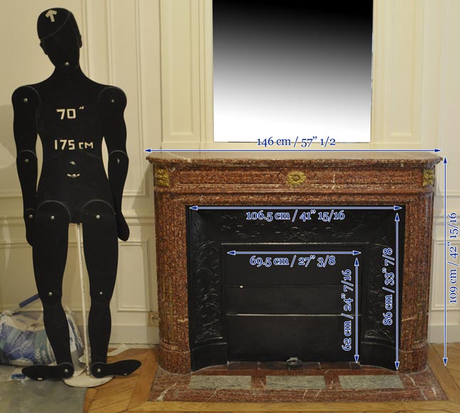 Старинный камин в стиле Людовика XVI с закругленными углами, изготовленный из мрамора Гриотт, украшенный орнаментами из позолоченной бронзы. Старинный камин в стиле Людовика XVI с закругленными углами, изготовленный из мрамора Гриотт, украшенный орнаментами из позолоченной бронзы.-10