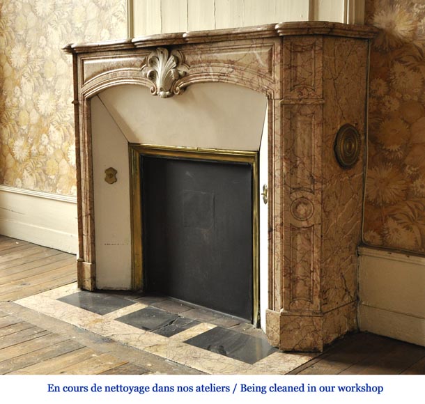 Старинный камин в стиле Людовика XV, изготовленный из мрамора Breccia Nuvolata, украшенный раковиной из каррарского мрамора. Старинный камин в стиле Людовика XV, изготовленный из мрамора Breccia Nuvolata, украшенный раковиной из каррарского мрамора.-5