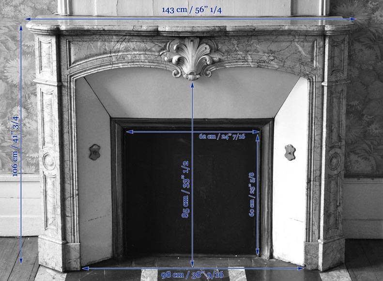 Старинный камин в стиле Людовика XV, изготовленный из мрамора Breccia Nuvolata, украшенный раковиной из каррарского мрамора. Старинный камин в стиле Людовика XV, изготовленный из мрамора Breccia Nuvolata, украшенный раковиной из каррарского мрамора.-8