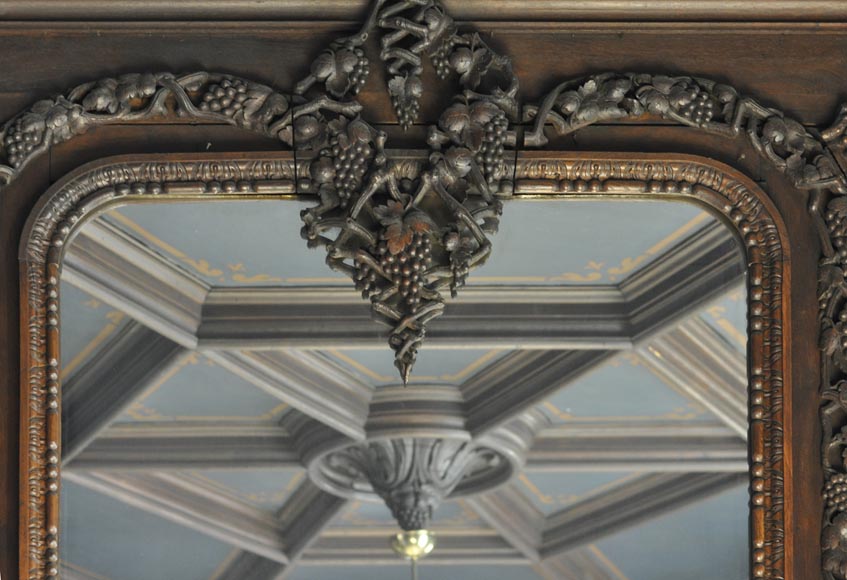 Старинная деревянная обшивка большой комнаты из скульптурного дуба, украшенная охотничьими трофеями и натюрмортами. Старинная деревянная обшивка большой комнаты из скульптурного дуба, украшенная охотничьими трофеями и натюрмортами.-8