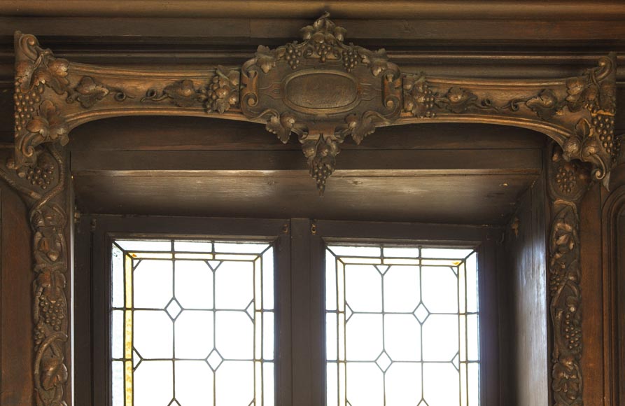 Старинная деревянная обшивка большой комнаты из скульптурного дуба, украшенная охотничьими трофеями и натюрмортами. Старинная деревянная обшивка большой комнаты из скульптурного дуба, украшенная охотничьими трофеями и натюрмортами.-9