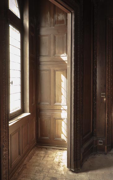 Старинная деревянная обшивка большой комнаты из скульптурного дуба, украшенная охотничьими трофеями и натюрмортами. Старинная деревянная обшивка большой комнаты из скульптурного дуба, украшенная охотничьими трофеями и натюрмортами.-15