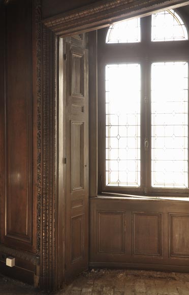 Старинная деревянная обшивка большой комнаты из скульптурного дуба, украшенная охотничьими трофеями и натюрмортами. Старинная деревянная обшивка большой комнаты из скульптурного дуба, украшенная охотничьими трофеями и натюрмортами.-16