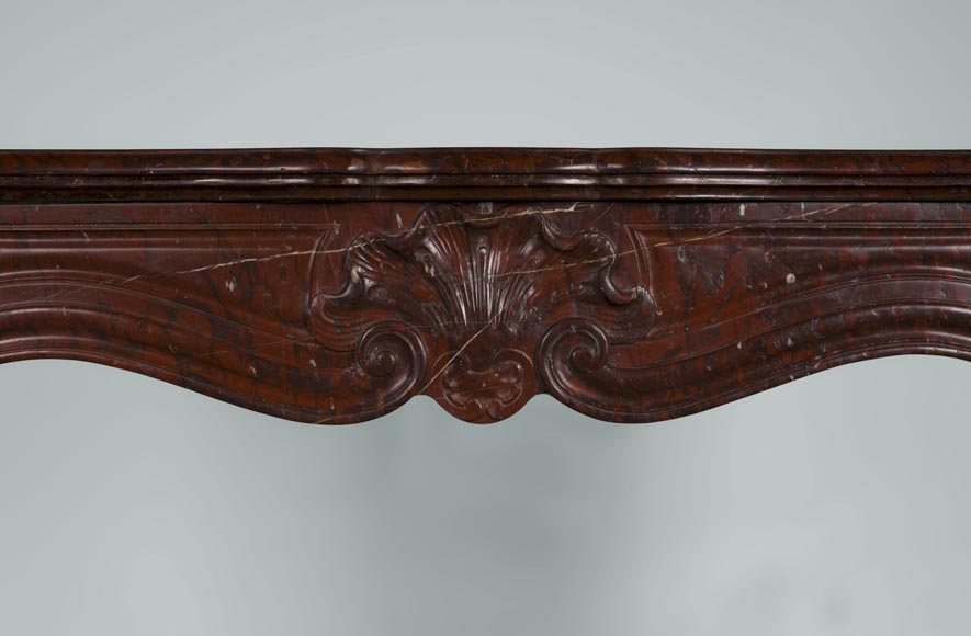 Старинный камин в стиле Людовика XV с тремя раковинами, изготовленный из мрамора красный Гриотт. Старинный камин в стиле Людовика XV с тремя раковинами, изготовленный из мрамора красный Гриотт.-1