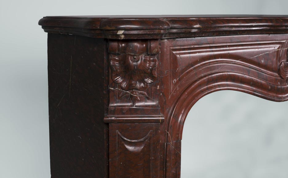 Старинный камин в стиле Людовика XV с тремя раковинами, изготовленный из мрамора красный Гриотт. Старинный камин в стиле Людовика XV с тремя раковинами, изготовленный из мрамора красный Гриотт.-3