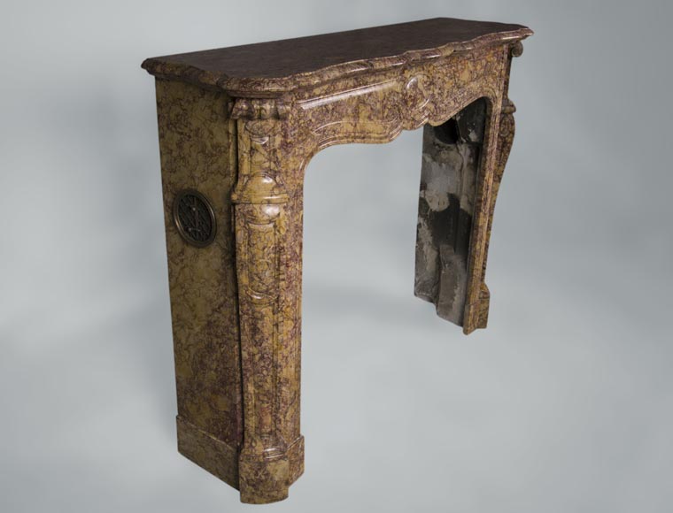 Старинный камин в стиле Людовика XV, модель «Помпадур», изготовленный из мрамора жёлтый Брокатель. Старинный камин в стиле Людовика XV, модель «Помпадур», изготовленный из мрамора жёлтый Брокатель.-2