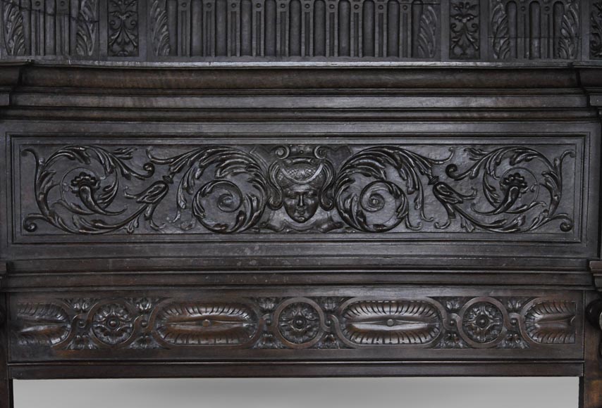 Старинный дубовый камин в стиле Неоренессанс, украшенный портретом женщины. Старинный дубовый камин в стиле Неоренессанс, украшенный портретом женщины.-4