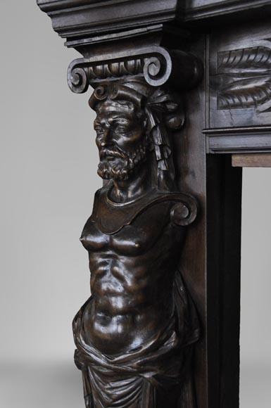 Старинный дубовый камин в стиле Неоренессанс, украшенный портретом женщины. Старинный дубовый камин в стиле Неоренессанс, украшенный портретом женщины.-7