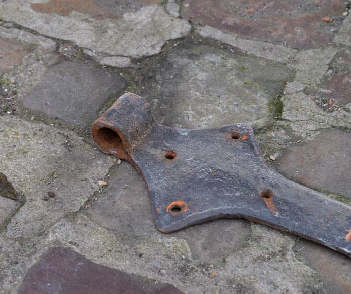 Редкая старинная дубовая дверь из планок, обшитых гвоздями, 18 век. Редкая старинная дубовая дверь из планок, обшитых гвоздями, 18 век.-13