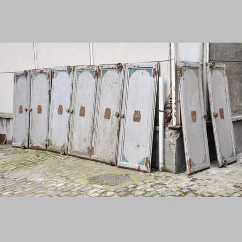 Старинный ансамбль из восьми дверей промышленной котельной.