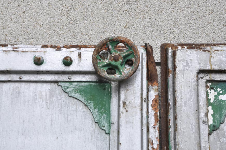 Старинный ансамбль из восьми дверей промышленной котельной. Старинный ансамбль из восьми дверей промышленной котельной.-4