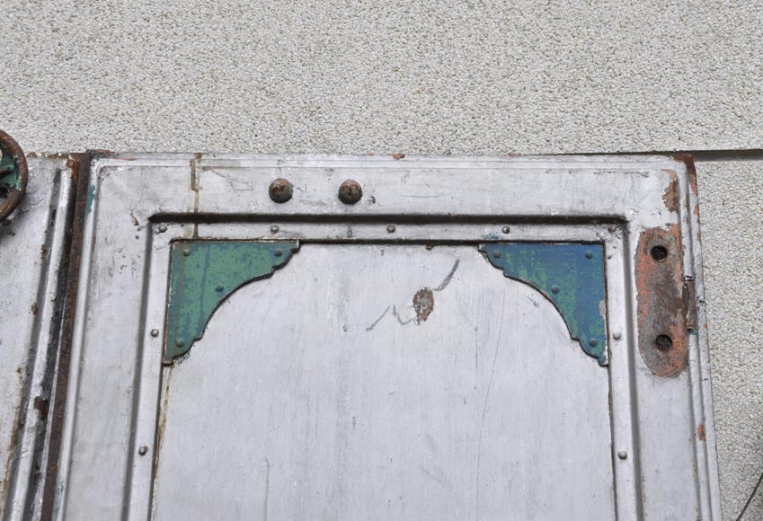 Старинный ансамбль из восьми дверей промышленной котельной. Старинный ансамбль из восьми дверей промышленной котельной.-6