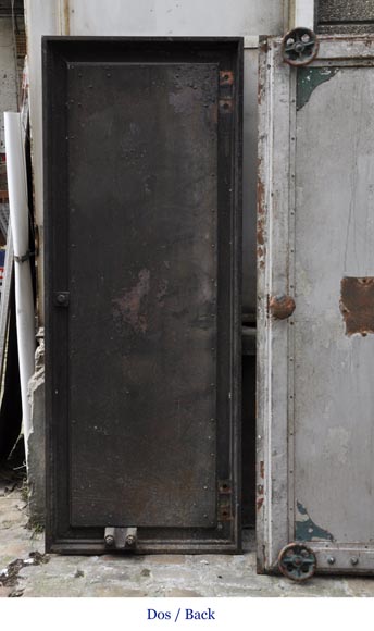 Старинный ансамбль из восьми дверей промышленной котельной. Старинный ансамбль из восьми дверей промышленной котельной.-9