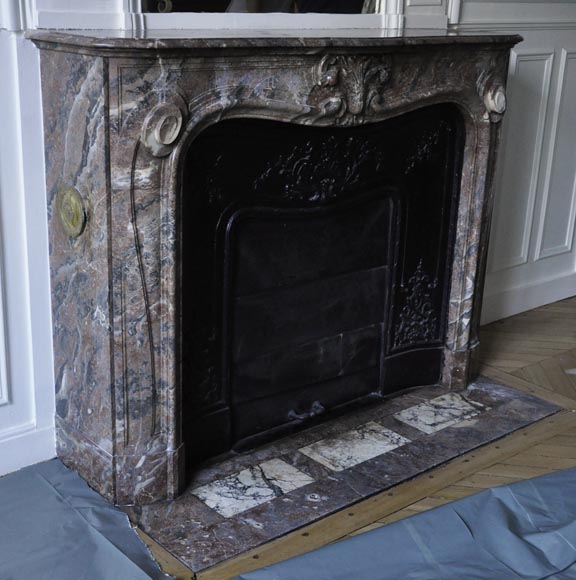 Старинный камин в стиле Людовика XV, изготовленный из Красного Северного мрамора, украшенный раковиной с лиственными орнаментами. Старинный камин в стиле Людовика XV, изготовленный из Красного Северного мрамора, украшенный раковиной с лиственными орнаментами.-2