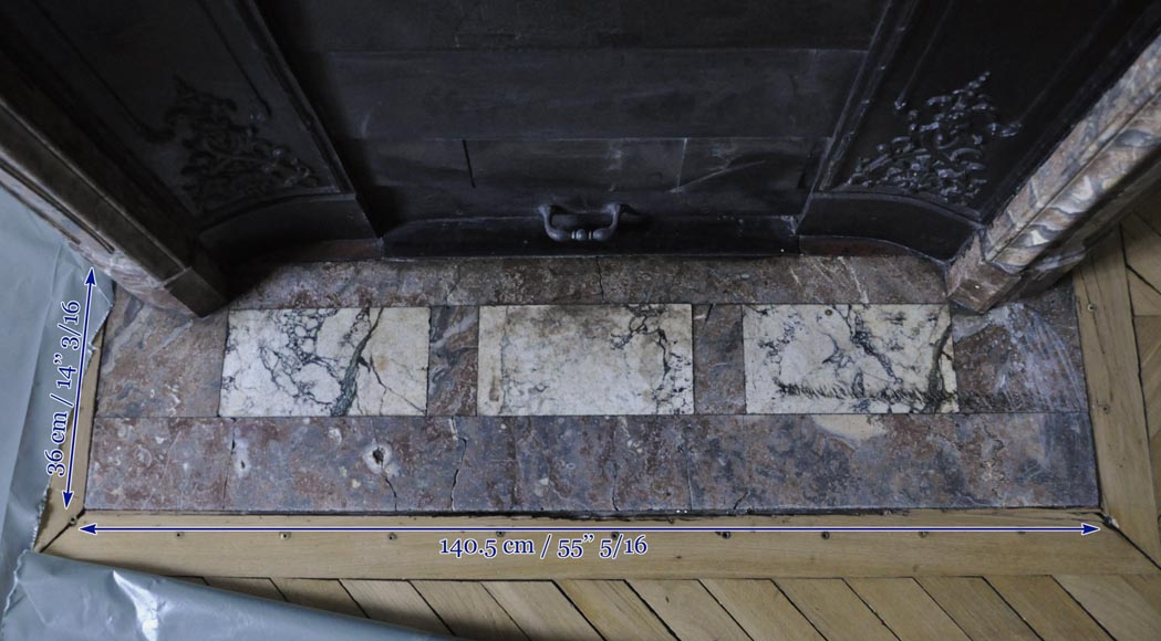 Старинный камин в стиле Людовика XV, изготовленный из Красного Северного мрамора, украшенный раковиной с лиственными орнаментами. Старинный камин в стиле Людовика XV, изготовленный из Красного Северного мрамора, украшенный раковиной с лиственными орнаментами.-8