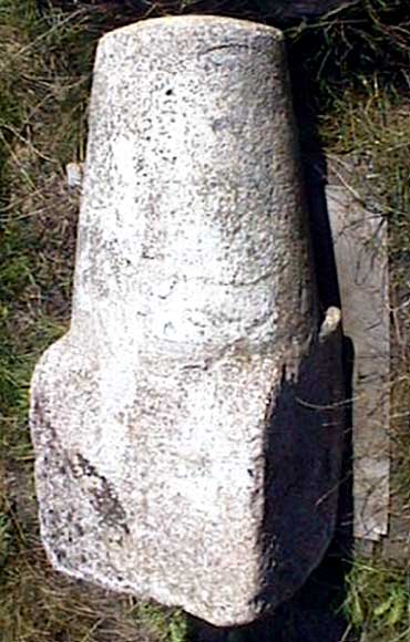 Пара километровых каменных столбов Пара километровых каменных столбов-0